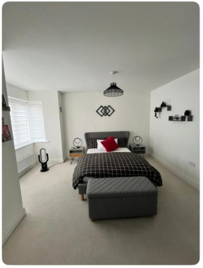 Bedroom in West Sussex with locks,Private Bathroom & Free Parking